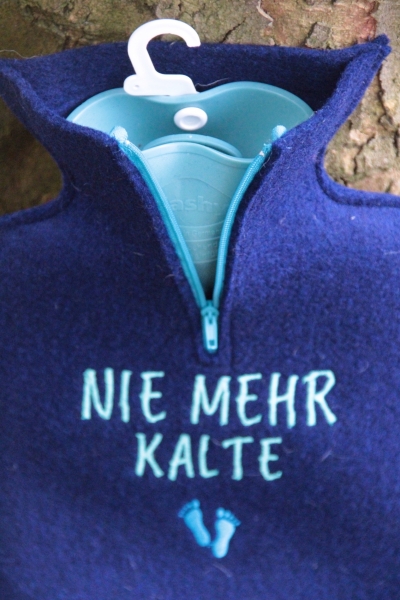Filz-Wärmflasche "Nie mehr kalte Füsse" in dunkelblau